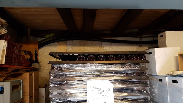 Bruno Martin, Bio-Winzer aus Ligerz vor dem Verteiler des Glasfaseranschlusses im Keller seines Hauses. Bruno Martin, Bio-Winzer aus Ligerz vor dem Verteiler des Glasfaseranschlusses im Keller seines Hauses.