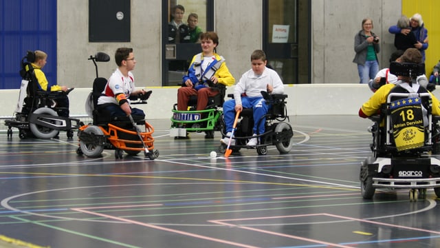 Menschen spielen im Rollstuhl Hockey. Menschen spielen im Rollstuhl Hockey.