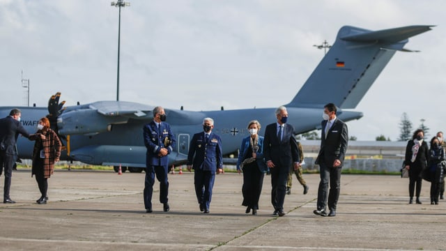 Deutsche Ärzte kommen auf dem Flughafen Portugal an und werden abgeholt. Deutsche Ärzte kommen auf dem Flughafen Portugal an und werden abgeholt.