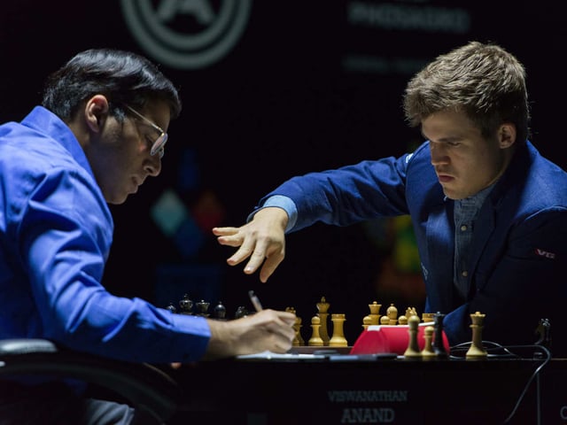Carlsen macht einen Zug, Anand notiert. Carlsen macht einen Zug, Anand notiert.