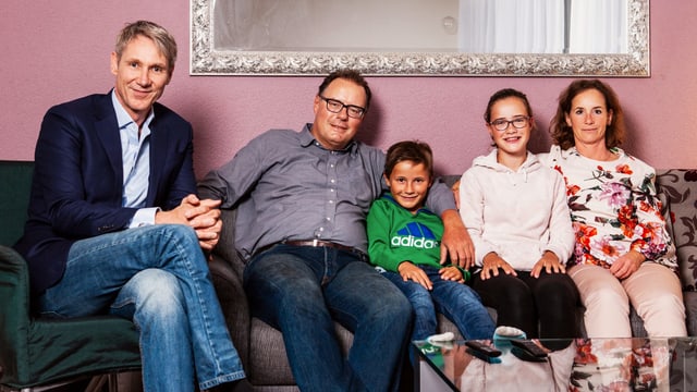 «Tagesschau»-Moderator Franz Fischlin mit Familie Sommavilla in Uetikon am See. «Tagesschau»-Moderator Franz Fischlin mit Familie Sommavilla in Uetikon am See.