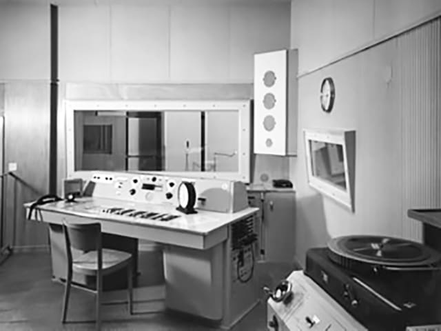Schwarzweiss-Fotografie eines alten Radiostudios. Schwarzweiss-Fotografie eines alten Radiostudios.