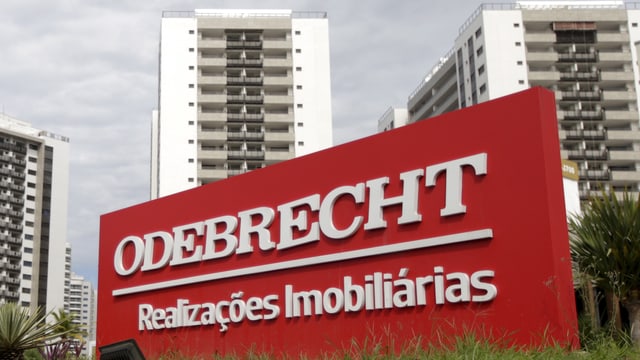Logo des Konzerns Odebrecht vor einer Hochhaussiedlung. Logo des Konzerns Odebrecht vor einer Hochhaussiedlung.