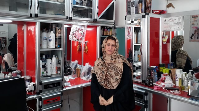 Frau in Kosmetiksalon Frau in Kosmetiksalon