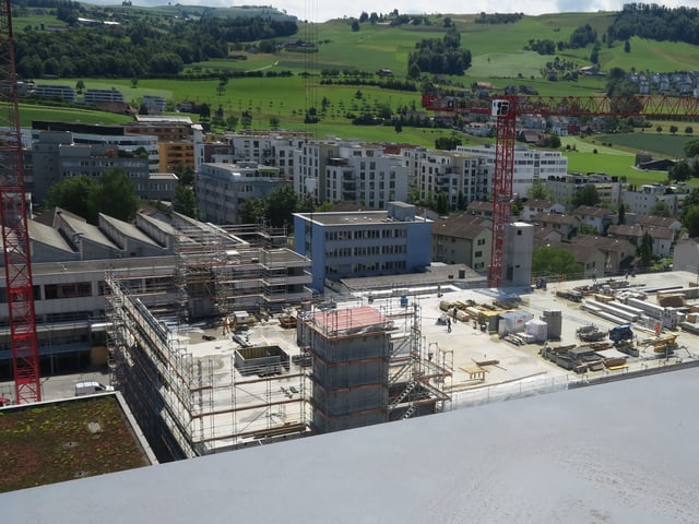 Baustelle mit Kränen von oben. Baustelle mit Kränen von oben.