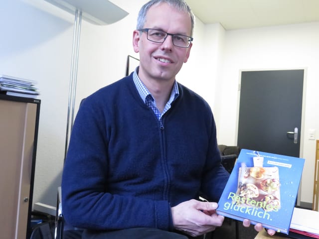 Portrait Franz Hofer mit Buch. Portrait Franz Hofer mit Buch.