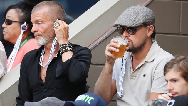 Filmstar Leonardo DiCaprio gönnt sich ein Bier. Filmstar Leonardo DiCaprio gönnt sich ein Bier.