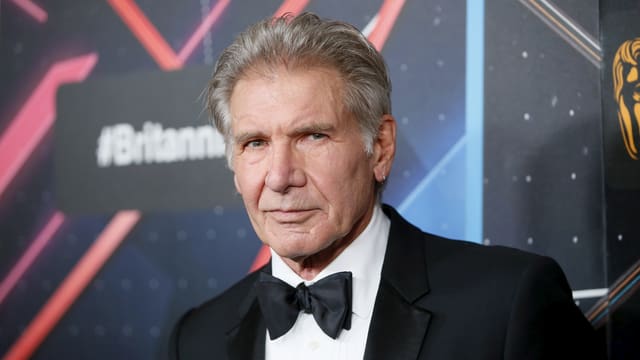 Harrison Ford in schwarzem Anzug mit Fliege Harrison Ford in schwarzem Anzug mit Fliege