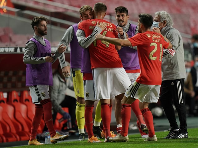 Haris Seferovic umarmt den bereits ausgewechselten Luca Waldschmidt nach einem Tor. Haris Seferovic umarmt den bereits ausgewechselten Luca Waldschmidt nach einem Tor.