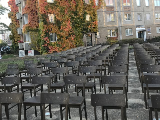 Bronzene Stuhlreihen Bronzene Stuhlreihen