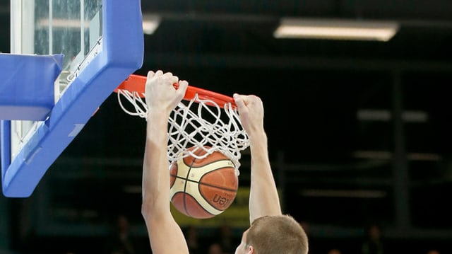Basketballkorb mit Ball und Händen. Basketballkorb mit Ball und Händen.