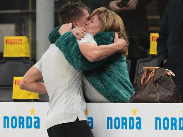 Sebastiano Esposito umarmt und küsst nach Spielschluss eine Mutter.
