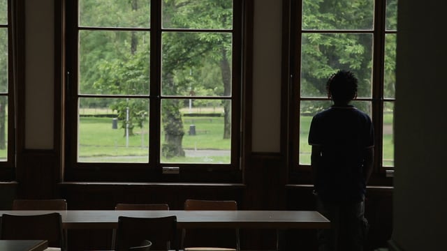 Warten auf den Asylbescheid: Asylsuchender im Bundeszentrum in Losone Warten auf den Asylbescheid: Asylsuchender im Bundeszentrum in Losone