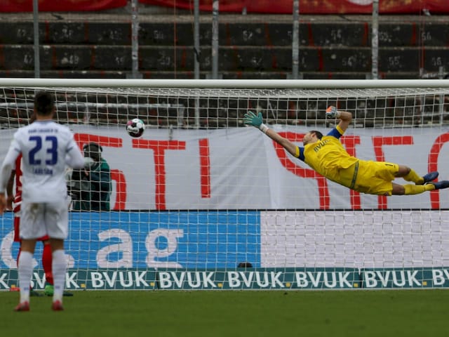 Fabian Giefer, Torhüter der Würzburger Kickers in der 2. Bundesliga, zeigt eine wunderbare Flugeinlage.