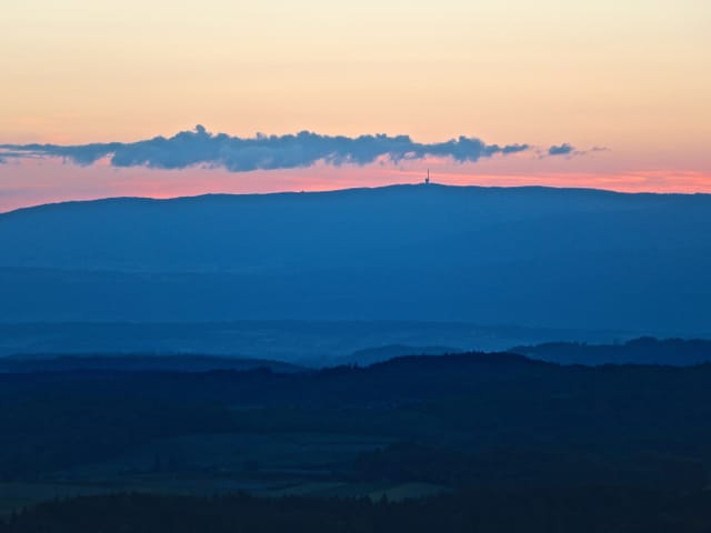 Zartes Abendrot mit Wolkenband über dem Jura.