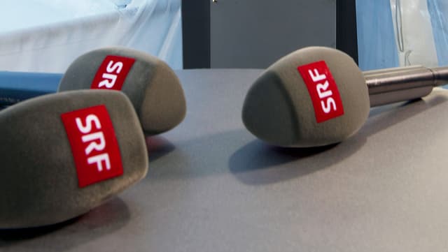Drei Radio-Mikrofone auf einem Tisch. Drei Radio-Mikrofone auf einem Tisch.