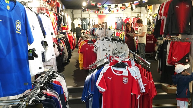 Blick in das Ladenlokal, wo sich Fussballtrikots Stange an Stange aufreihen. Blick in das Ladenlokal, wo sich Fussballtrikots Stange an Stange aufreihen.