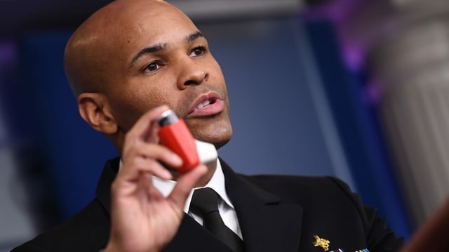 Jerome Adams hält einen Asthma-Spray in der Hand Jerome Adams hält einen Asthma-Spray in der Hand