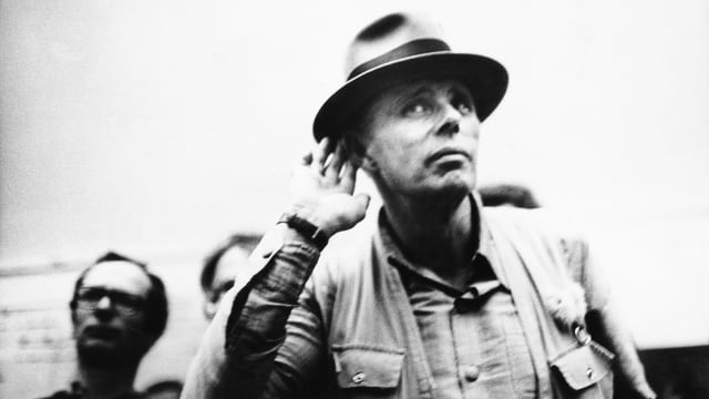 100 Jahre Joseph Beuys Beuys Kunst Sollte Nicht Rumhangen Sondern Die Welt Verandern Kultur Srf