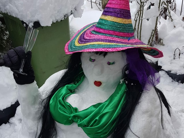 Schneefrau mit langen Haaren im Bikini.
