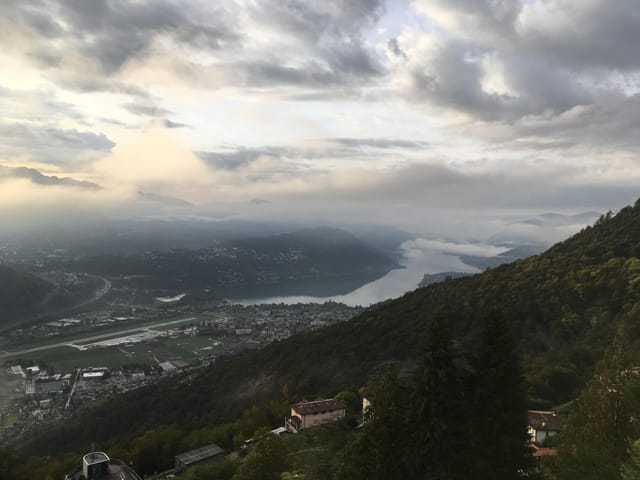 Aufhellungen über dem Luganersee.