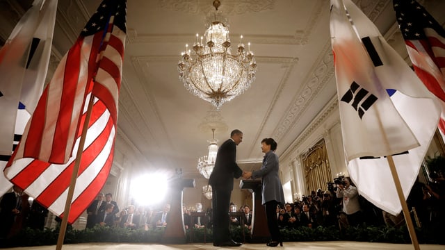 US-Präsident Barack Obama und Südkoreas Präsidentin Geun-Hye Park schütteln sich die Hände. US-Präsident Barack Obama und Südkoreas Präsidentin Geun-Hye Park schütteln sich die Hände.