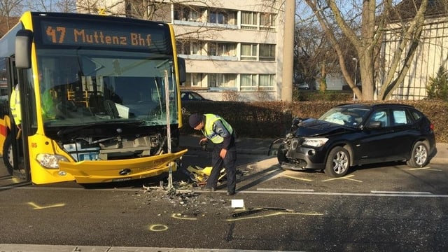 Beschädigter Bus und Auto Beschädigter Bus und Auto