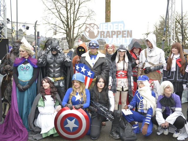 Superhelden und Fantasy-Figuren auf dem Europaplatz.