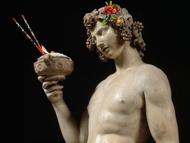 Marmorstatue mit Beeren in den Haaren Marmorstatue mit Beeren in den Haaren