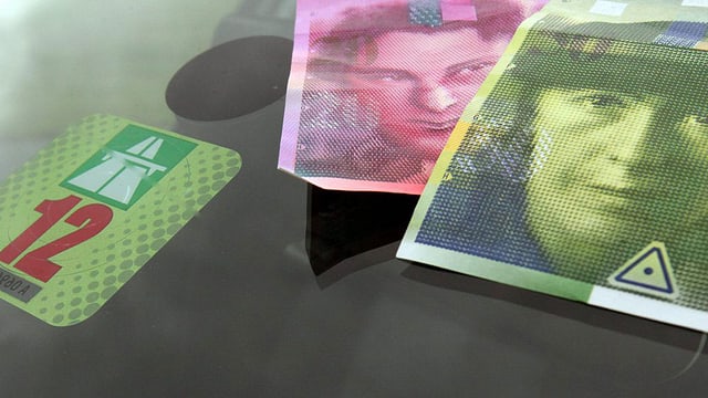 1 Autobahnvignette und 1 20er Note und 1 50er Note auf 1 Frontscheibe 1 Autobahnvignette und 1 20er Note und 1 50er Note auf 1 Frontscheibe