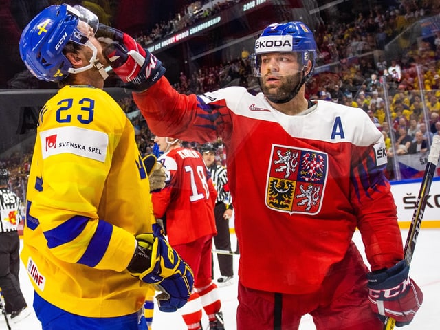 Radko Gudas (rechts) schlägt einen Schweden ins Gesicht Radko Gudas (rechts) schlägt einen Schweden ins Gesicht