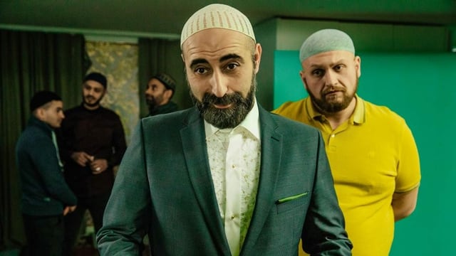Özgür Karadeniz als Hodscha Hadschi Hamid und Dardan Sadik als Friseur im SRF Schweizer Film «Amen Saleikum – Fröhliche Weihnachten» Özgür Karadeniz als Hodscha Hadschi Hamid und Dardan Sadik als Friseur im SRF Schweizer Film «Amen Saleikum – Fröhliche Weihnachten»