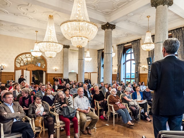 Zuhörende im Saal