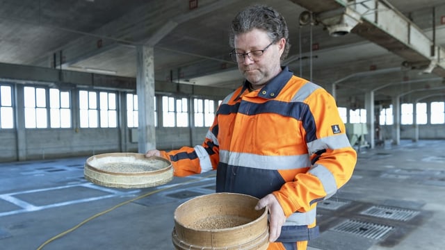 Silo-Meister Marco Sidler bei der Qualitaetskontrolle im Silo 2 der Firma Rhenus Logistics mit dem Pflichtlager für Getreide in Basel. Silo-Meister Marco Sidler bei der Qualitaetskontrolle im Silo 2 der Firma Rhenus Logistics mit dem Pflichtlager für Getreide in Basel.