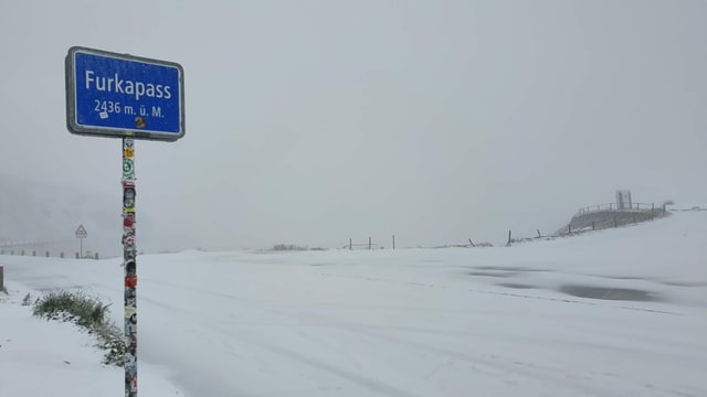 Auf dem Furkapass hat es am Sonntag geschneit. Auf dem Furkapass hat es am Sonntag geschneit.