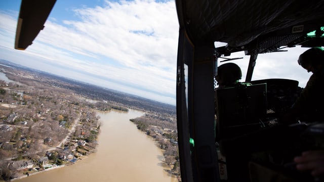 Helikopter über Hochwassergebiet Helikopter über Hochwassergebiet