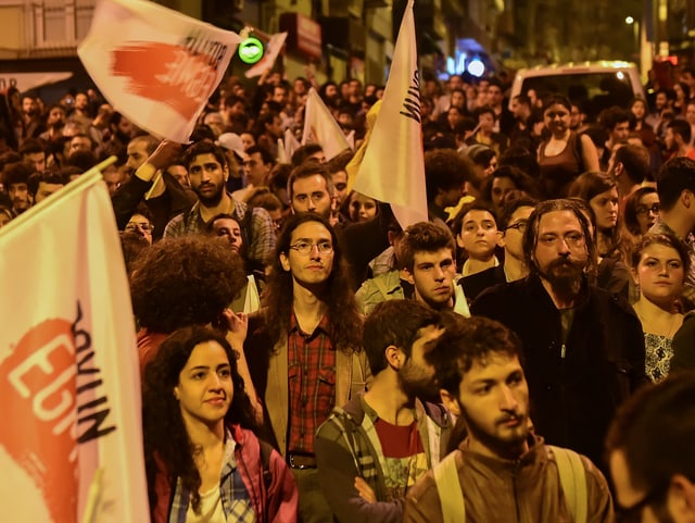 Betrübte Menschen auf der Strasse.