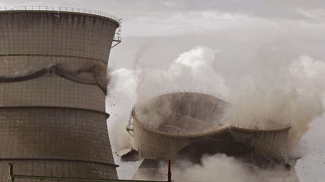 Ein AKW-Kühlturm wird gesprengt Ein AKW-Kühlturm wird gesprengt