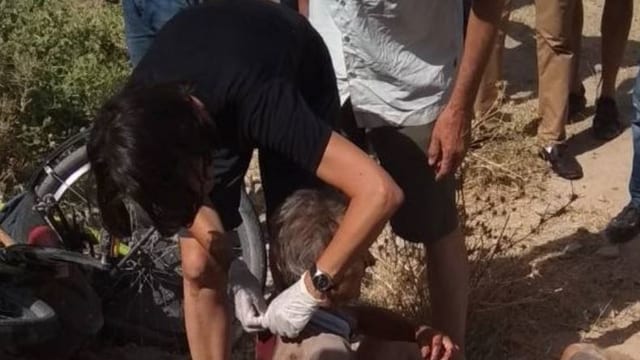 Ein Verletzter wird behandelt. Ein Verletzter wird behandelt.