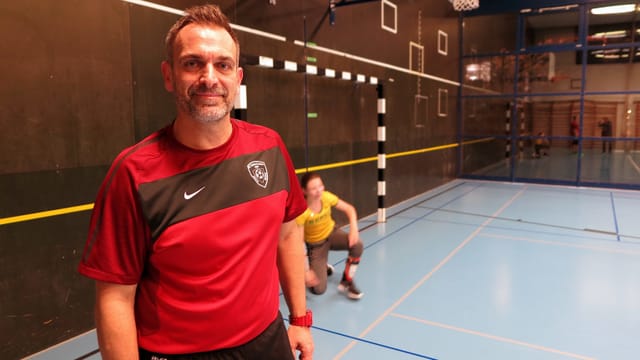 Ein Mann in einer Turnhalle. Er trägt ein rot-schwarzes Fussball-Shirt mit dem Emblem des FC Kickers Luzern. Ein Mann in einer Turnhalle. Er trägt ein rot-schwarzes Fussball-Shirt mit dem Emblem des FC Kickers Luzern.