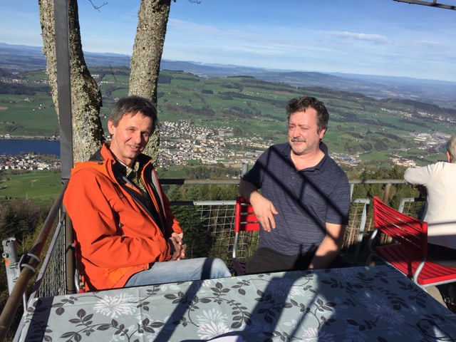 Theo Weber sitzt auf der Aussichtsterasse eines Restaurants. Theo Weber sitzt auf der Aussichtsterasse eines Restaurants.
