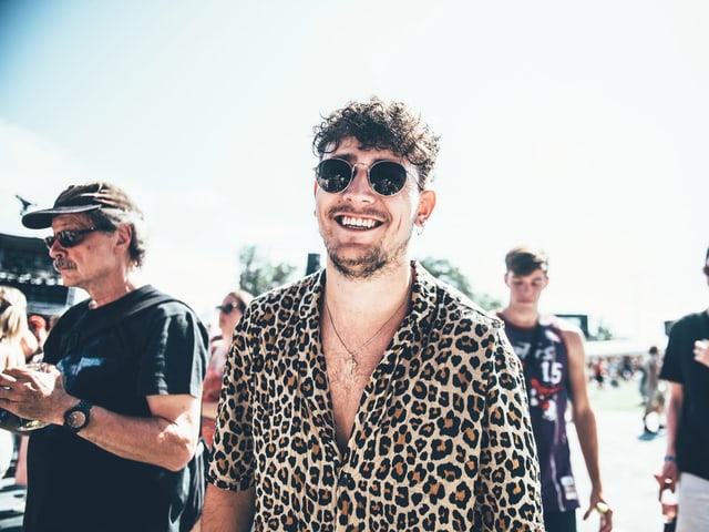 Festival-Besucher mit Hemd im Leoparden-Muster.