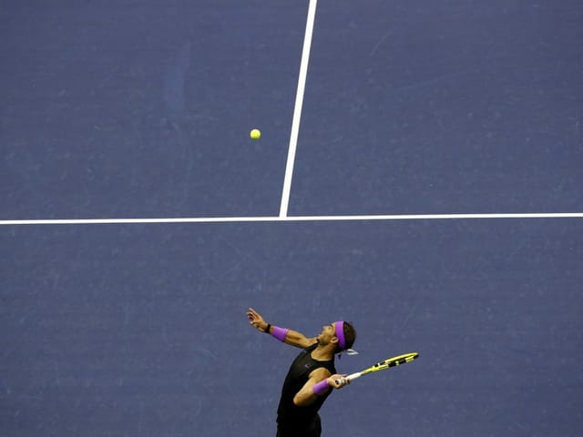 Rafael Nadal schlägt auf. Rafael Nadal schlägt auf.