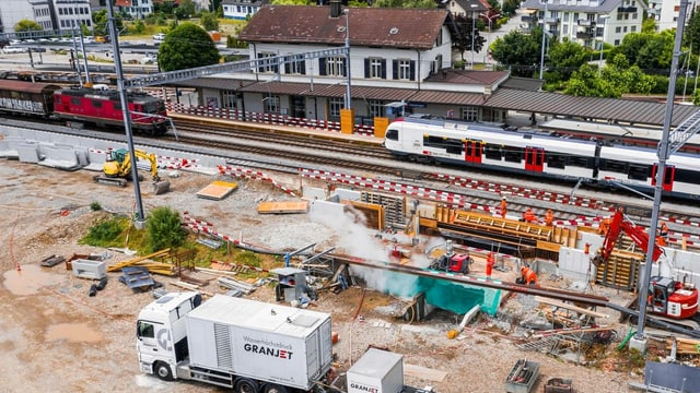 Baustelle am Bahnhof mit Zügen. Baustelle am Bahnhof mit Zügen.