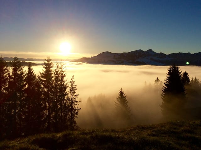 Hochnebel, darüber blauer Himmel.