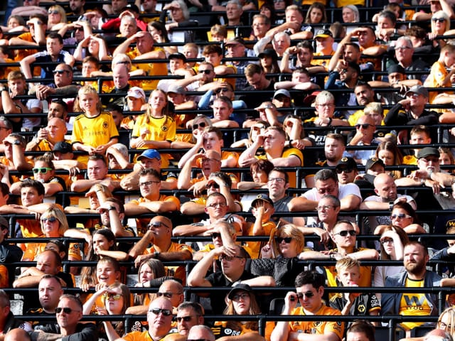 Gebannt verfolgen die Fans von Wolverhampton das Spiel ihrer Mannschaft.