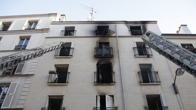Aussenansicht eines ausgebrannten Wohnhauses in Paris Aussenansicht eines ausgebrannten Wohnhauses in Paris