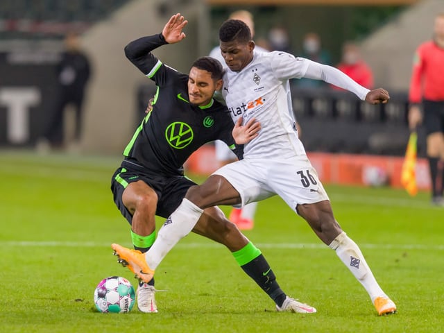 Breel Embolo im Zweikampf mit Wolfsburgs Maxence Lacroix. Breel Embolo im Zweikampf mit Wolfsburgs Maxence Lacroix.