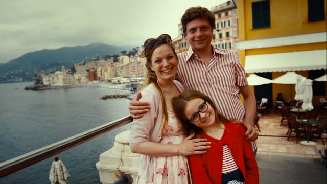 Die Familie Zbinden posiert zu dritt in Italien vor dem Meer Die Familie Zbinden posiert zu dritt in Italien vor dem Meer