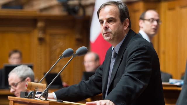 Gerhard Pfister steht am Rednerpult im Parlament. Gerhard Pfister steht am Rednerpult im Parlament.